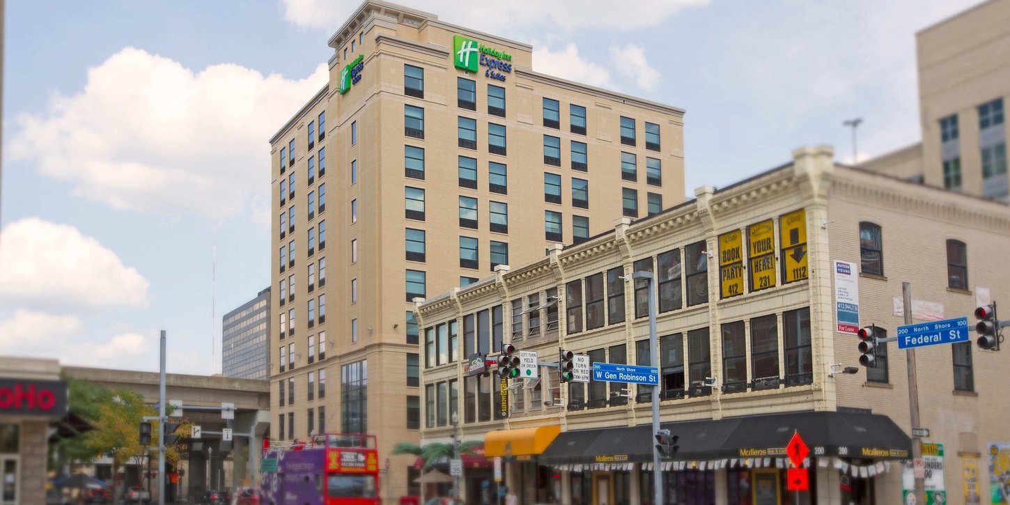 A picture of the exterior of the Holiday Inn Express Pittsburgh North Shore.